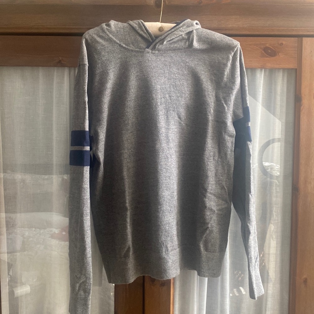 Banana Republic gray pullover hoodie. Size medium. Good condition